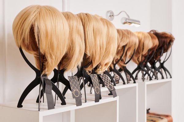 Tiendas de pelucas - Exhibición de pelucas oncológicas y pelucas pelo natural en una de las mejores tiendas de pelucas en Madrid