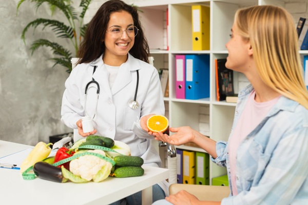 Mejores nutricionistas Madrid - Médico nutricionista reconocido como uno de los mejores nutricionistas Madrid y dietistas remendando a una mujer diferentes alternativas para comer saludable