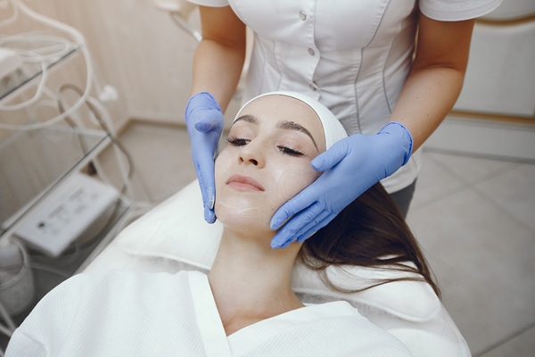 Mejor clínica ácido hialurónico Madrid - Esteticista de las clínicas estéticas mejor valoradas Madrid realizando un tratamiento de rejuvenecimiento facial a una mujer