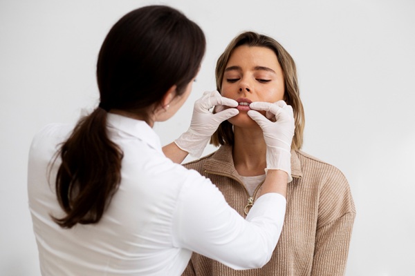 Mejor clínica ácido hialurónico Madrid - Médico de la mejor clínica estética Madrid evaluando a una mujer para realizar un aumento de labios con ácido hialurónico Madrid