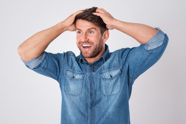 Hombre feliz con cabelludo abundante y natural luego de un trasplante de pelo en Madrid