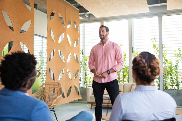 Coach personales en Madrid - Consejero reconocido como uno de los mejores coach personales en Madrid impartiendo clases motivacionales a un equipo corporativo