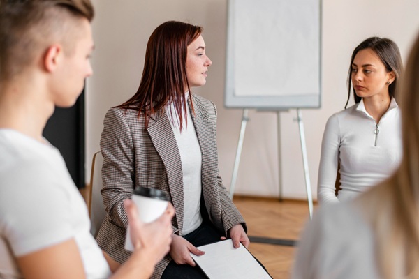 Coach personales en Barcelona - Consejero reconocido entre los mejores coach personales en Barcelona impartiendo clases motivacionales a un equipo corporativo