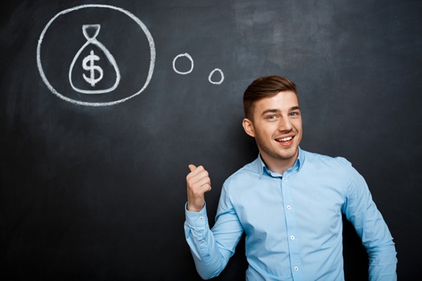 Ventajas del injerto capilar Turquía - Hombre feliz al conocer el precio injerto capilar Turquía y el ahorro en comparación al injerto capilar Madrid
