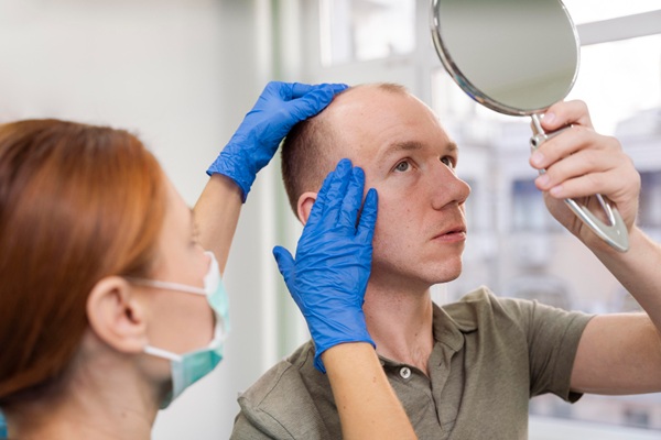 Ventajas del injerto capilar Turquía - Médico capilar evaluando a un hombre con alopecia para determinar el precio injerto capilar Turquía