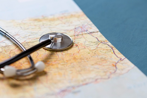 Imagen de un estetoscopio sobre un mapa en referencia al turismo médico muy popular en Turquía