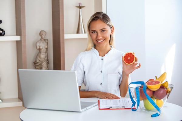 Nutricionistas deportivos - Nutricionista deportivo sosteniendo una fruta como parte del programa de nutrición deportiva en Madrid