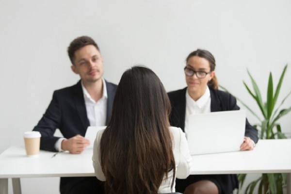 preguntas frecuentes en una entrevista de trabajo- dos entrevistadores formulan preguntas a un posible empleado