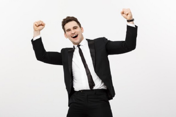 Hombre joven celebrando el éxito